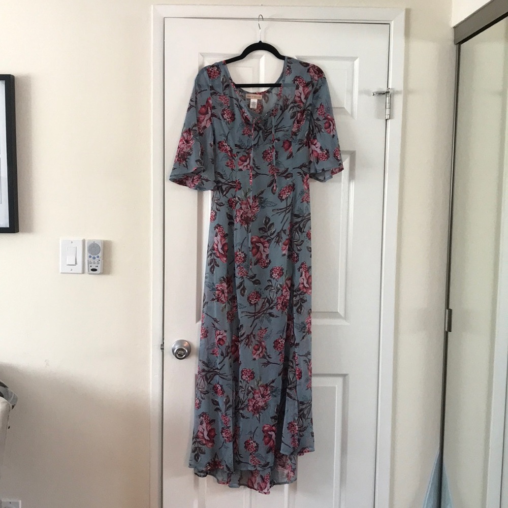 Flowy blue floral maxi dress with slit